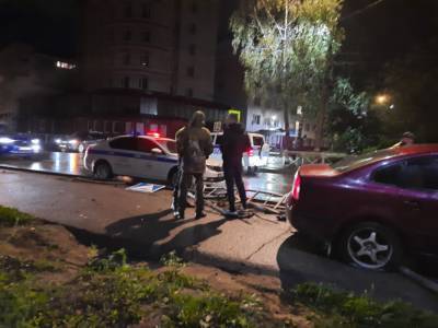 В центре Сыктывкара водитель протаранил ограждение и вылетел на тротуар