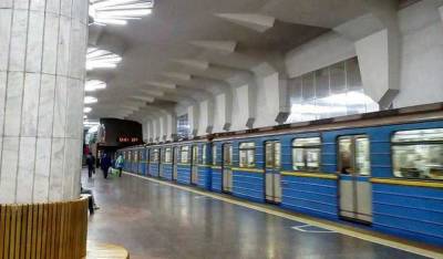 В Харькове в метро заметили пьяную горе-мать с ребенком, которая обматерила пенсионерку