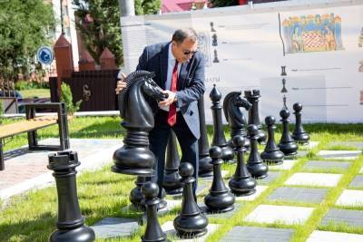 Во дворе КГМУ в Курске открыли огромную шахматную площадку