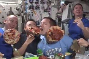 Астронавты устроили вечер с летающей пиццей. ВИДЕО