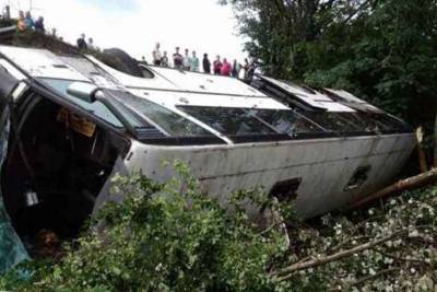 Падение пассажирского автобуса в 200-метровое ущелье: десятки жертв