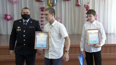 В Красноярске наградили 14-летних подростков, которые задержали преступника