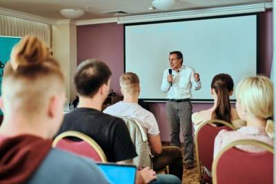 Учителя лишились свободы: российский эксперт в области образования рассказал в Красноярске о проблемах педагогов