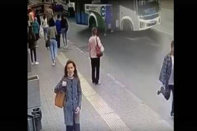 ГИБДД проверяет инцидент с выпавшей из салона пассажиркой автобуса в Омске