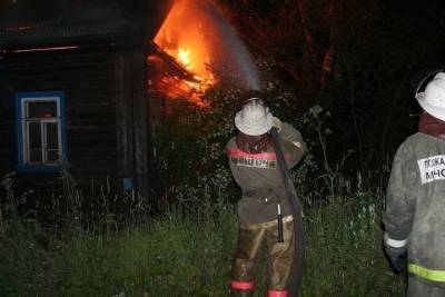 Поздно вечером в Ивановской области сгорел дом с пристройкой