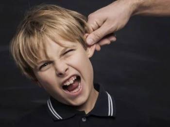 Директор школы порвал ребенку ухо
