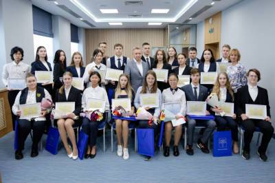 Южно-сахалинских школьников отметили именными и разовыми стипендиями мэра