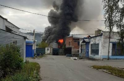 В Златоусте тушат пожар в боксе недалеко от ремонтно-механического завода