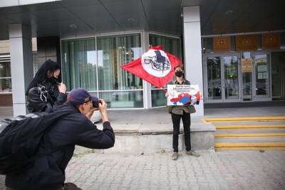 Центр «Э» в Екатеринбурге проверяет нацболов после акции в поддержку русских в Казахстане