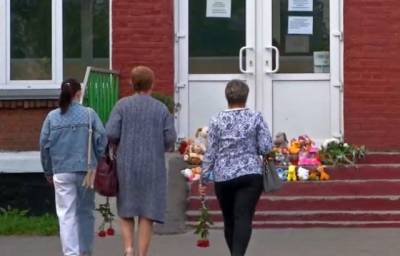Жители Киселёвска организовали стихийный мемориал у школы погибших девочек