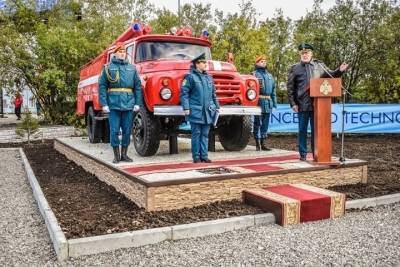 Памятник пожарному автомобилю открыли в Мурманске