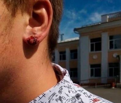 В Курской области директор вырвал серьгу у восьмиклассника из уха