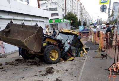 В Челябинске во время коммунальных работ трактор провалился под землю
