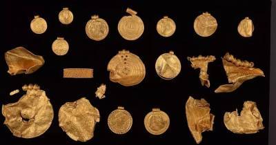 Археолог-любитель обнаружил клад с золотыми изделиями, возраст которых примерно 1 500 лет