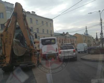 В Смоленске в утренний час пик трактор «догнал» автобус