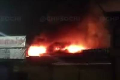Ночью в Центральном районе Сочи загорелось трёхэтажное здание