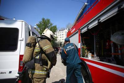 В Екатеринбурге в жилом доме начался пожар. Возможная причина — взрыв газа