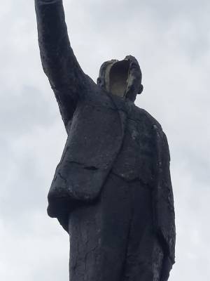 Столетний памятник Ленину, который начал разрушаться в Миассе, осмотрит скульптор