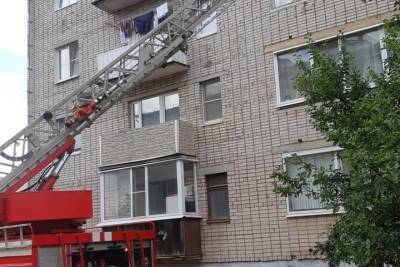 Из горящей многоэтажки в Старой Руссе эвакуировали людей