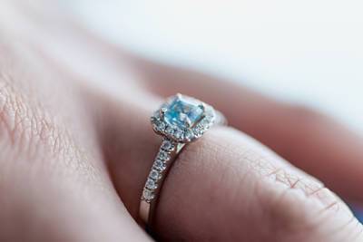 Пьяный мужчина сделал предложение с пластиковым кольцом и довел невесту до слез