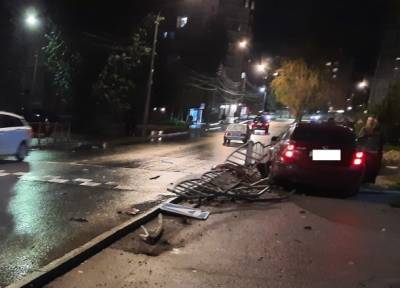Снесший ограждение и дорожные знаки водитель в Сыктывкаре был пьян – ГИБДД