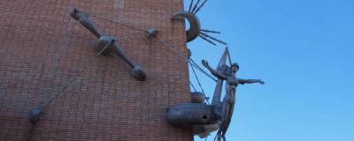 В Рязани с фасада ДК птицеводов хотят убрать уникальную настенную скульптуру