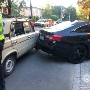 В Запорожье пьяный водитель врезался в припаркованное авто: уровень алкоголя превысил норму в 14 раз. Фото