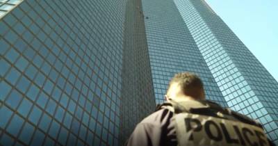 Француз поднялся на 187-метровую башню без страховки, протестуя против COVID-паспортов