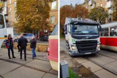 Водители мусоровоза и трамвая не поделили дорогу в Киеве и подрались