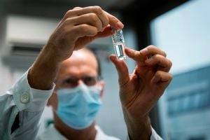 Прививка от коронавируса: с какой вакциной украинцев пустят за границу
