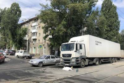 В центре Саратова грузовик насмерть сбил 85-летнюю женщину