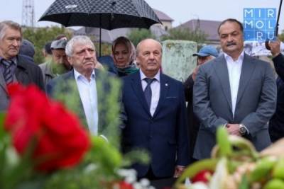 В Дагестане в честь дня рождения Расула Гамзатова состоялось возложение цветов у могилы поэта