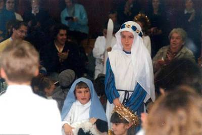 Одноклассники сыграли Марию и Иосифа в школьной пьесе и поженились 30 лет спустя