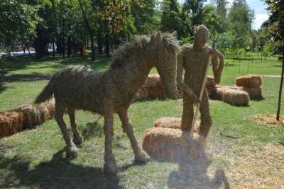 В белгородском парке появились арт-объекты из сена