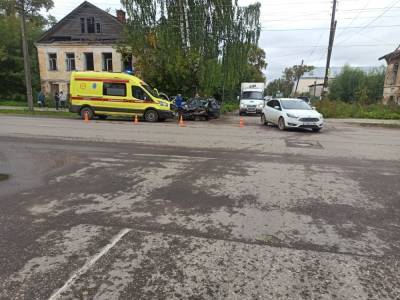 Четыре человека пострадали в ДТП с двумя легковушками в Тверской области