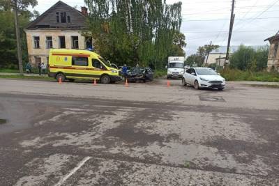Четыре человека получили различные травмы на перекрестке в Тверской области