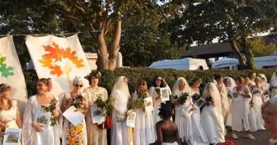 В Великобритании 70 женщин вышли замуж за деревья: видео необычной церемонии