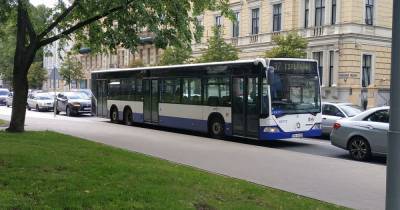 Правительство Латвии хочет запустить отдельный общественный транспорт для вакцинированных от COVID-19
