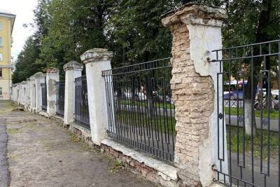 Дети, берегись: в Ярославле разваливается забор элитной школы