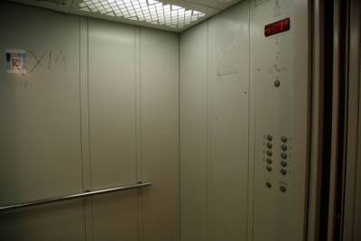 42 лифта меняют в псковских многоквартирных домах