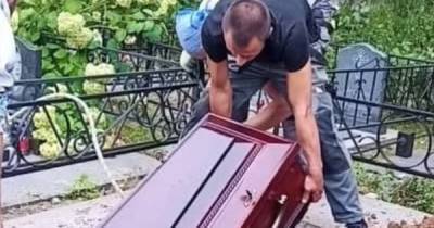 В Балтийске гроб с телом умершего от COVID -19 уронили в могилу во время похорон (видео)