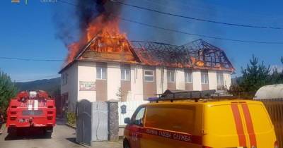 На курорте на Закарпатье горит отель (ФОТО)