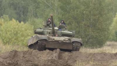 Казанские военные прокатили на танке шестилетнего мальчика и его брата
