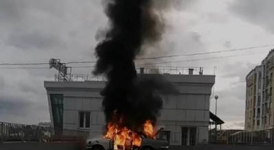 В центре Чебоксар загорелась машина