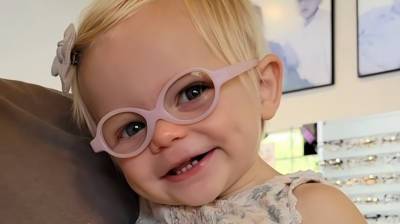 Малышка впервые примерила очки для зрения и ее реакция покорила YouTube (Видео)