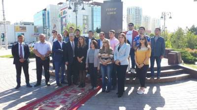 Представители ведущих азербайджанских СМИ возложили цветы к памятнику общенациональному лидеру Азербайджана Гейдару Алиеву в Астрахани (ВИДЕО)
