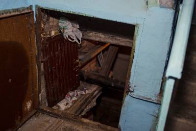 В петербургском подвале нашли засыпанный по пояс труп девушки в лифчике