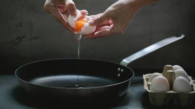Роспотребнадзор объяснил запрет яичницы и других блюд в школах