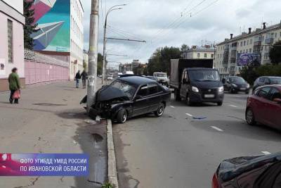 В Иванове водитель без прав устроил аварию