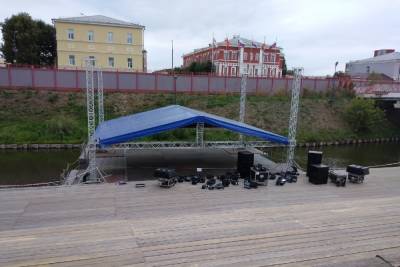 На Казанской набережной в Туле появилась сцена на воде